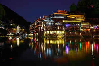 長沙出發(fā)到張家界天門山、玻璃棧道、鳳凰古城、鳳凰夜景往返二日游